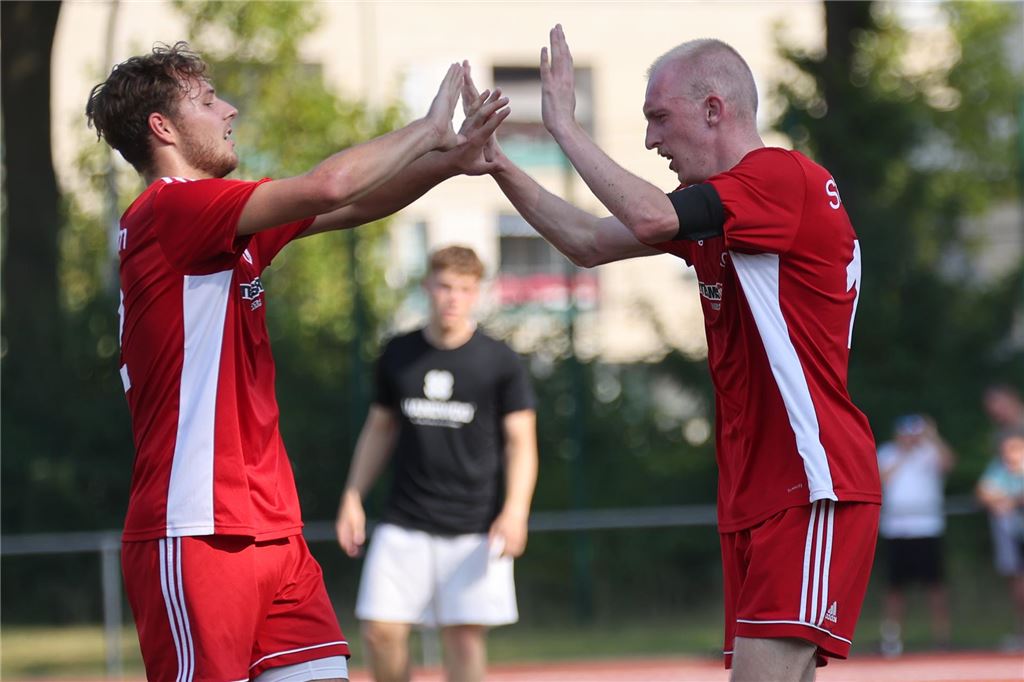 SG Selm verlängert fast mit dem gesamten Kader Jan-Luca Szafruga und Felix Schröder bejubeln ein Tor.