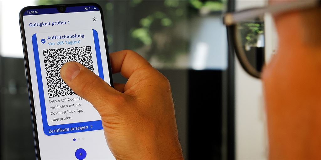 Vor über 200 Tagen die letzte Impfung gegen Corona – und jetzt die vierte? Blick auf die CovPass-App, die anzeigt dass die letzte Auffrischungsimpfung bereits 208 Tage her ist. Was ist jetzt zu tun, damit der Schutz gegen Corona auch vorhanden ist, wenn das Ansteckungsrisiko zum Herbst wieder steigt?