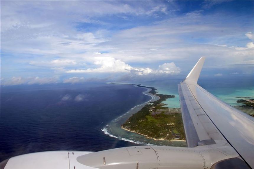 Neun Länder auf der Welt noch komplett ohne Corona-Infektion – Flieger importiert Virus Blick auf Tarawa, die Hauptinsel des Pazifikstaats.