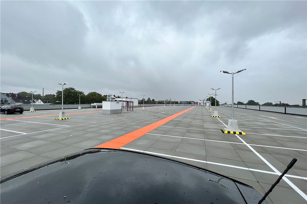 Willkommen im Alltag: Die „Neue Mühle“ Bremme geht in den Betrieb Blick aufs obere Parkdeck: Knapp 320 zusätzliche Stellplätze für Autos bringt die „Neue Mühle“ in die Innenstadt.