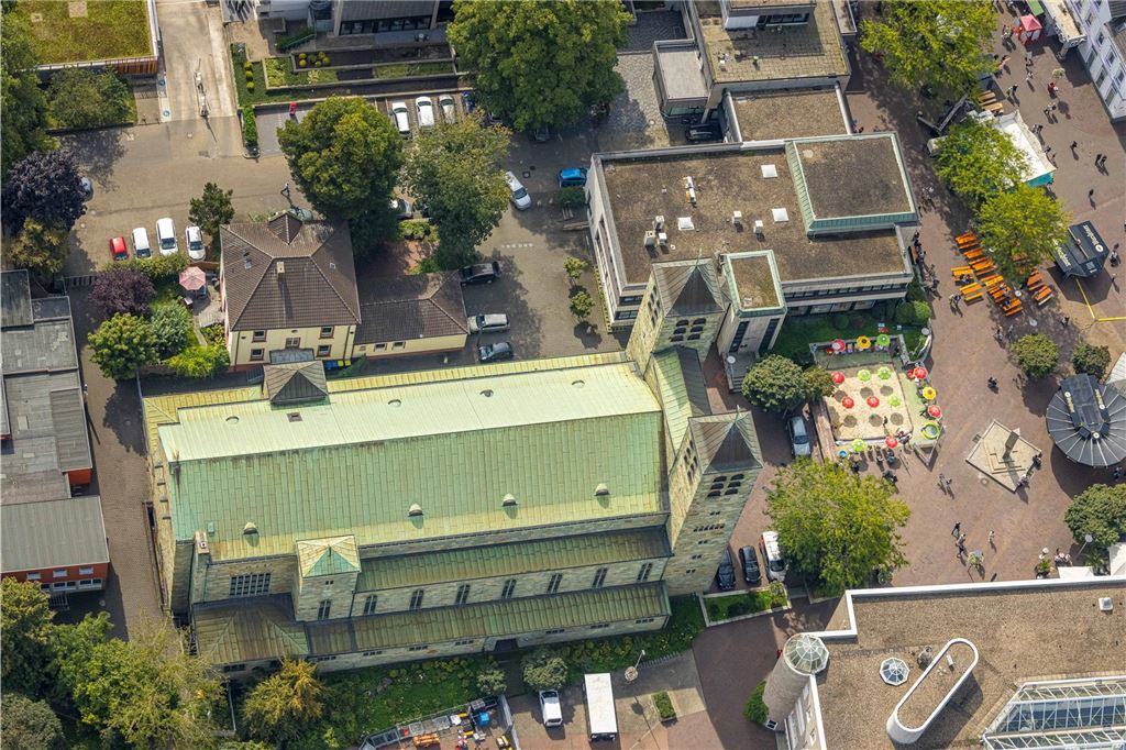 Blick aus der Vogelperspektive auf das grüne Dach der Katholischen Kirche St. Katharina in Unna.
