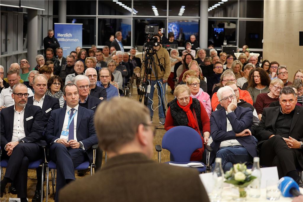 Bundestagswahl, Brandmauer und Buh-Rufe Leserinnen und Leser waren vorab aufgerufen, Fragen an die Kandidaten einzureichen.