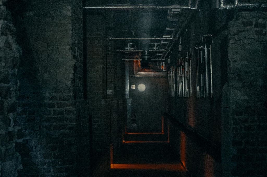 Freier Eintritt im Techno-Club: Tresor.West mit Gratis-Partys erfolgreich Blick in einen dunklen Gang in den Räumen des Techno-Clubs Tresor.West in Dortmund.
