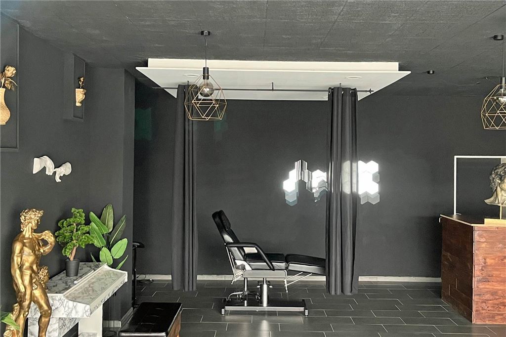 Tattoo-Studio in Stockum hört auf: Nachmieter an zentraler Lage gesucht Blick ins Innere des Tattoo-Studios, das ein Nachmieter bei Bedarf übernehmen kann.