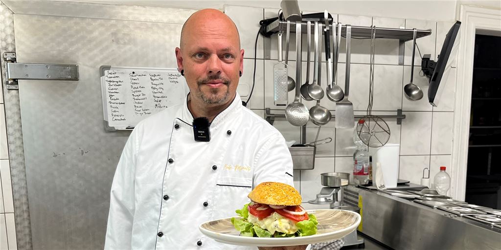 Quentin Tarantino legte Grundlage für beliebtesten Burger im Greif in Lünen Bob Michaels, Inhaber des Greif in Lünen, präsentiert seinen Kahuna-Burger.