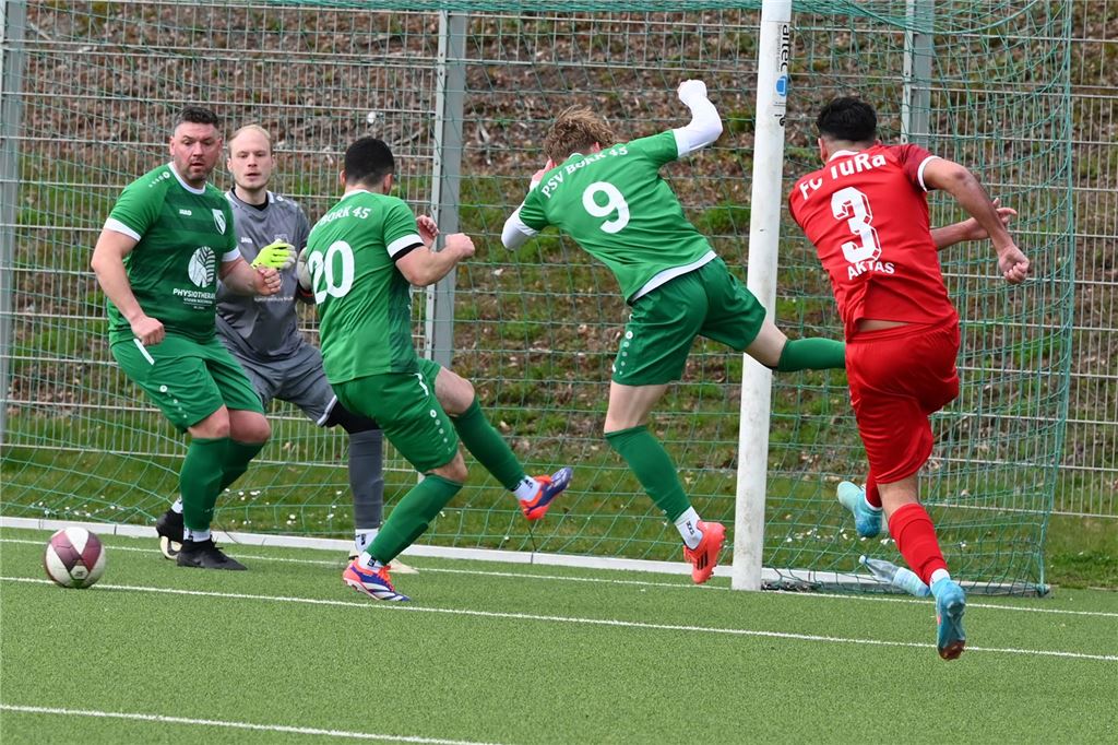 TuRa Bergkamen geht gegen den PSV Bork baden Spielszene zwischen dem FC TuRa Bergkamen und dem PSV Bork in der Kreisliga A2 Unna-Hamm.
