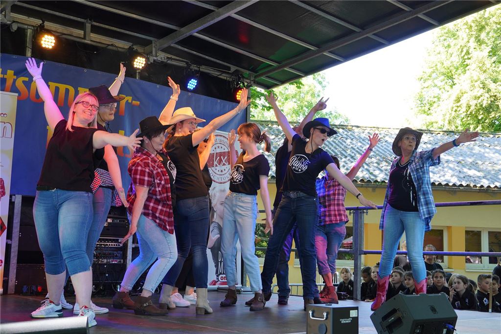 Feuer und Flamme zur Sonnenwende: Mittsommernachtsfest im Kurpark Brandneu im KX-Programm ist die Line Dance Crew, die das Publikum mit dem amerikanischen Gruppentanz mitriss.