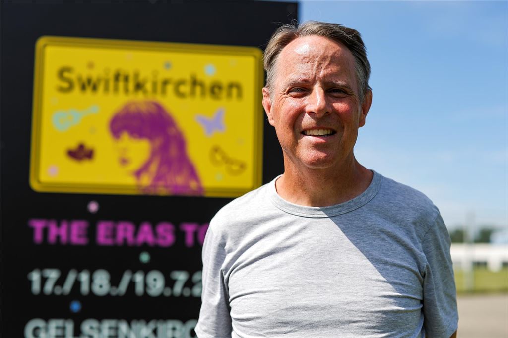 Mega-Hype um Taylor Swift in Gelsenkirchen: Erste Fans am Stadion, Riesen-Kunstwerk in der City Brian Wood (56) aus New York, großer Taylor-Swift-Fan, steht vor einem "Swiftkirchen"-Schild vor der Veltins-Arena