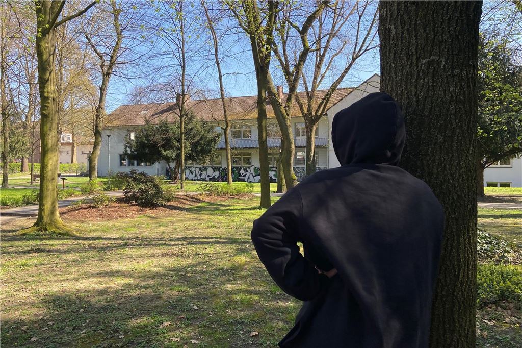 „Du bist die Schlechteste von allen“: Mobbing-Vorwürfe im Jugendamt Britta B. (Name geändert) schaut in Richtung des Jugendamtes in Schwerte.