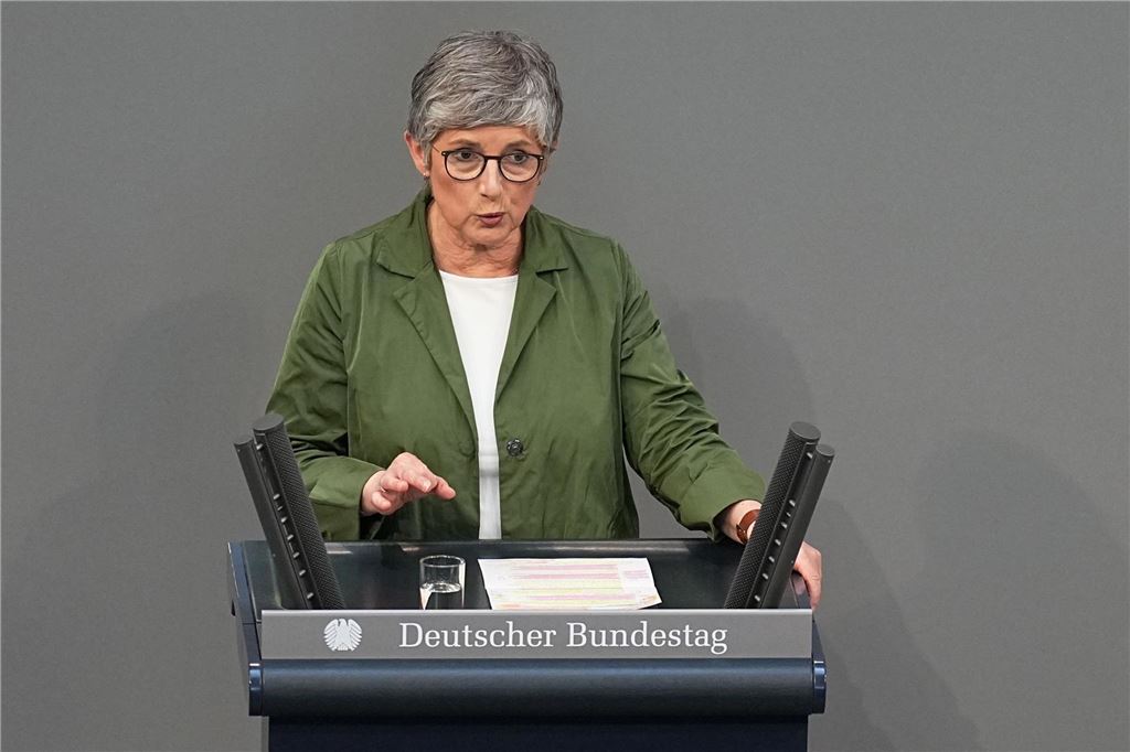 Steinmeier unterzeichnet Grundgesetzänderung für Finanzpaket: Alle Infos im Livestream & Newsblog Britta Haßelmann, Co-Fraktionsvorsitzende von Bündnis 90/Die Grünen, spricht in der 214. Plenarsitzung der 20. Legislaturperiode im Deutschen Bundestag.