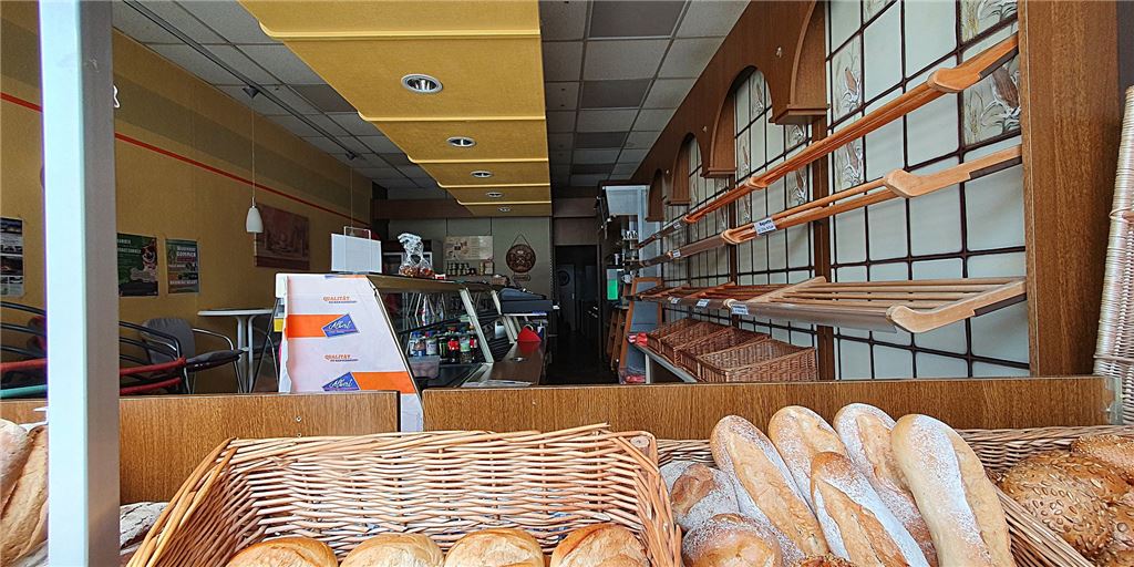 „Wir sind alle perplex“: Bäckerei schließt von einem Tag auf den anderen Brötchen und andere Backwaren, die noch im Schaufenster liegen, kündigen von der plötzlichen Geschäftsaufgabe der Bäckerei Albert an der Märkischen Straße.