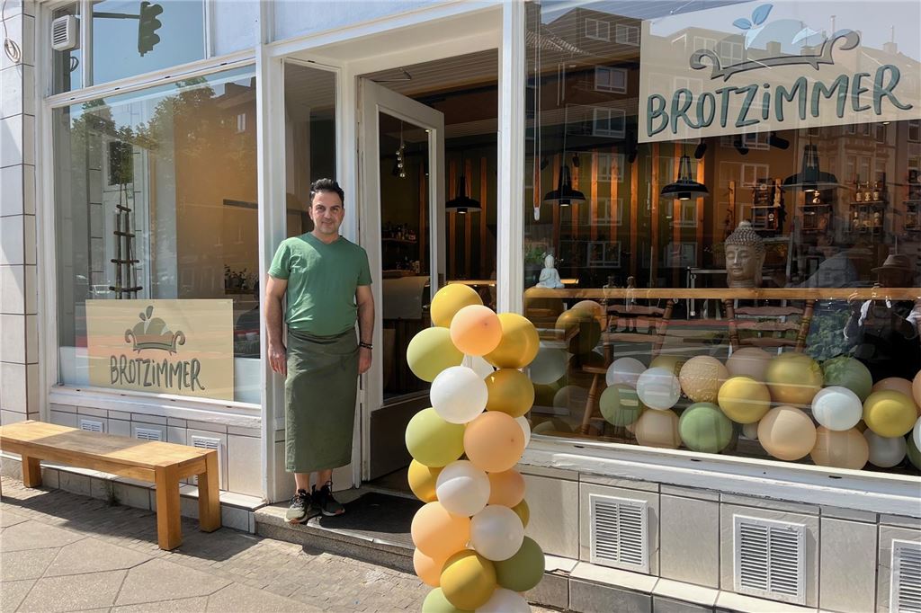 „Brotzimmer“ neu im Kreuzviertel: Brot-Kreationen mit persischer Note „Brotzimmer“-Betreiber Seyed Aghamiri vor dem lichtdurchfluteten Ladenlokal an der Hohen Straße/ Ecke Kreuzstraße