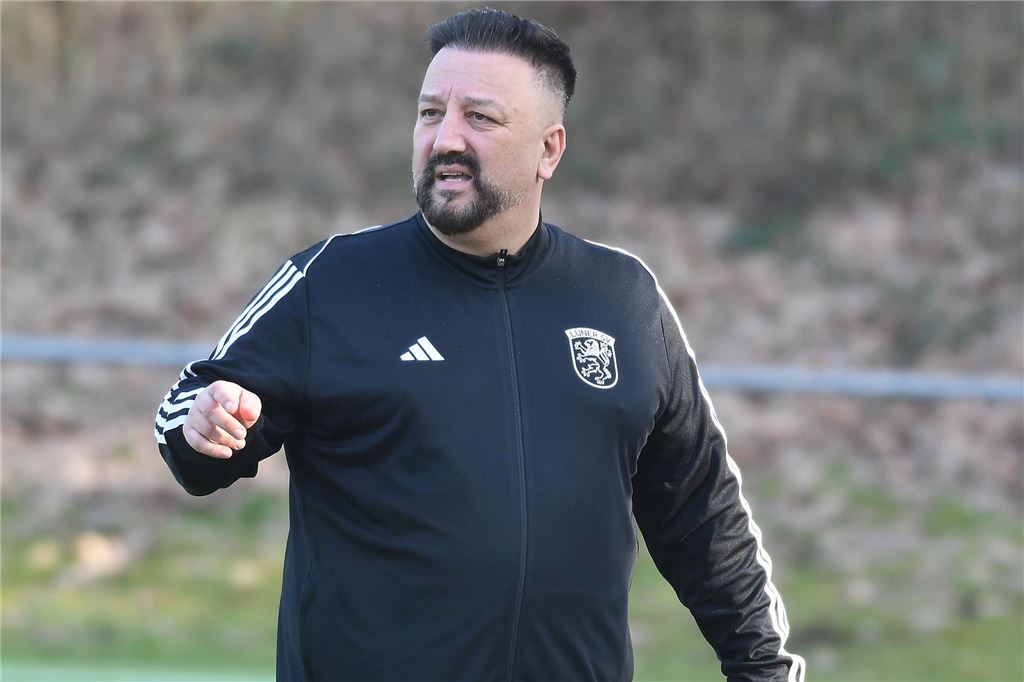 Enis Delija vor Endspiel gegen Wanne-Eickel: „Sonntag muss es klappen“ Bülent Kara, Trainer des Lüner SV in der Westfalenliga, coacht seine Mannschaft vomn Spielfeldrand aus.