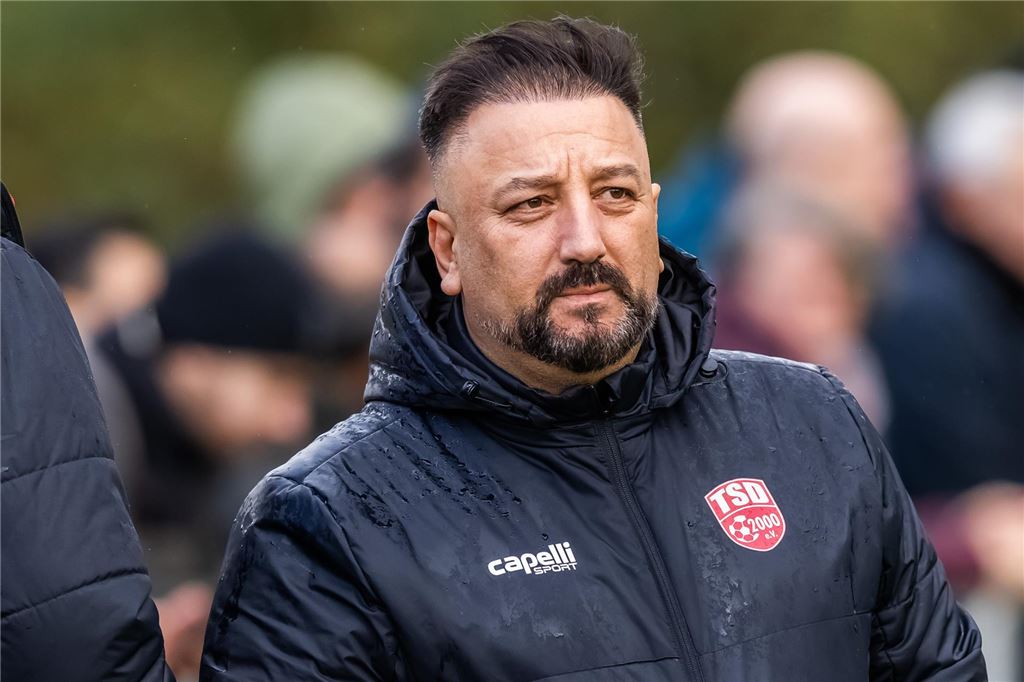 Einer berichtet von einem fehlenden Vertrag und offenen Gehältern Bülent Kara ist Sportlicher Leiter bei Türkspor Dortmund.