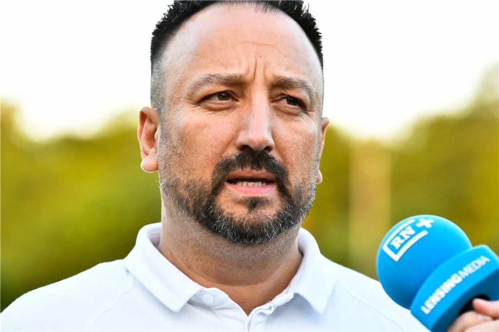 Rückkehr nach Schwansbell: Bülent Kara ist neuer Trainer des Lüner SV Bülent Kara spricht in ein Mikrofon.