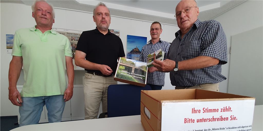 946 Unterschriften für den Erhalt der Brücke am Loerweg übergeben Bürger aus Kessebüren setzen sich für den Erhalt der Brücke am Loerweg ein. Willy Rustemeier (l.), Ortsvorsteher Hans-Martin Berg (2. v. r.) und der Vorsitzende des Heimatvereins Jürgen Wolff (r.) haben Bürgermeister Dirk Wigant über 900 Unterschriften überreicht.