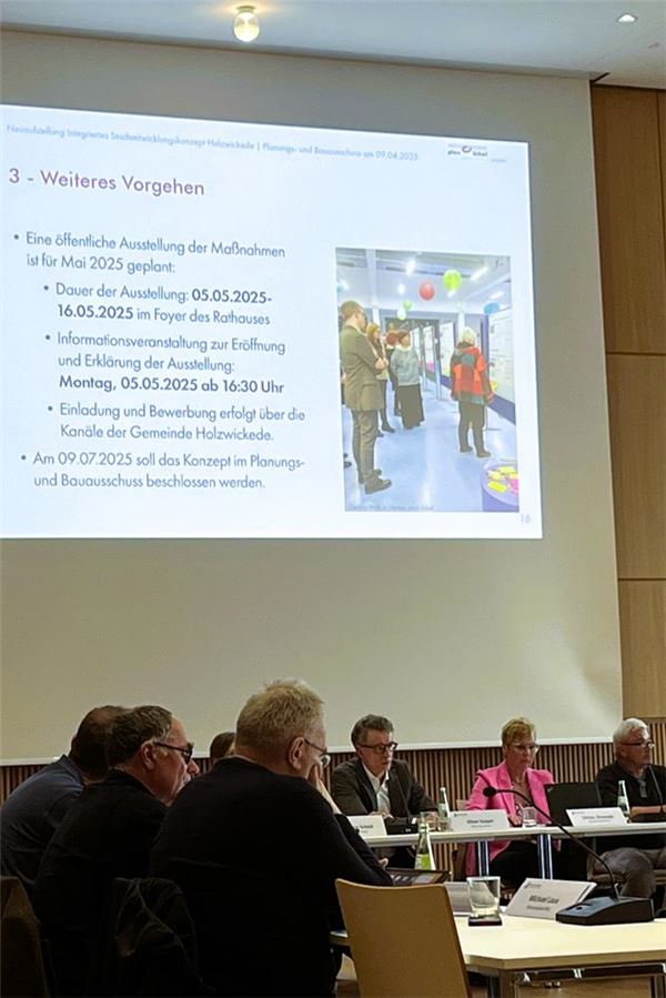 Bahnhofsmauern sollen weg: neuer Anlauf für attraktivere Ortsmitte Politik und Verwaltung sitzen im Holzwickeder Emschersaal während eines Fachausschusses zusammen.