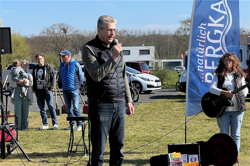 Pflanzfest an der Overberger Straße: Jubiläumswald wächst weiter Bergkamens Bürgermeister Bernd Schäfer hält eine Ansprache im Jubiläumswald an der Overberger Straße.