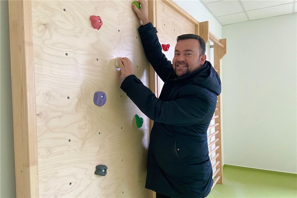Exklusiver Einblick in die neue Kita Wandhofen: Kinder ziehen bald ein Bürgermeister Dimitrios Axourgos an der Kletterwand in der neuen Kita in Schwerte-Wandhofen
