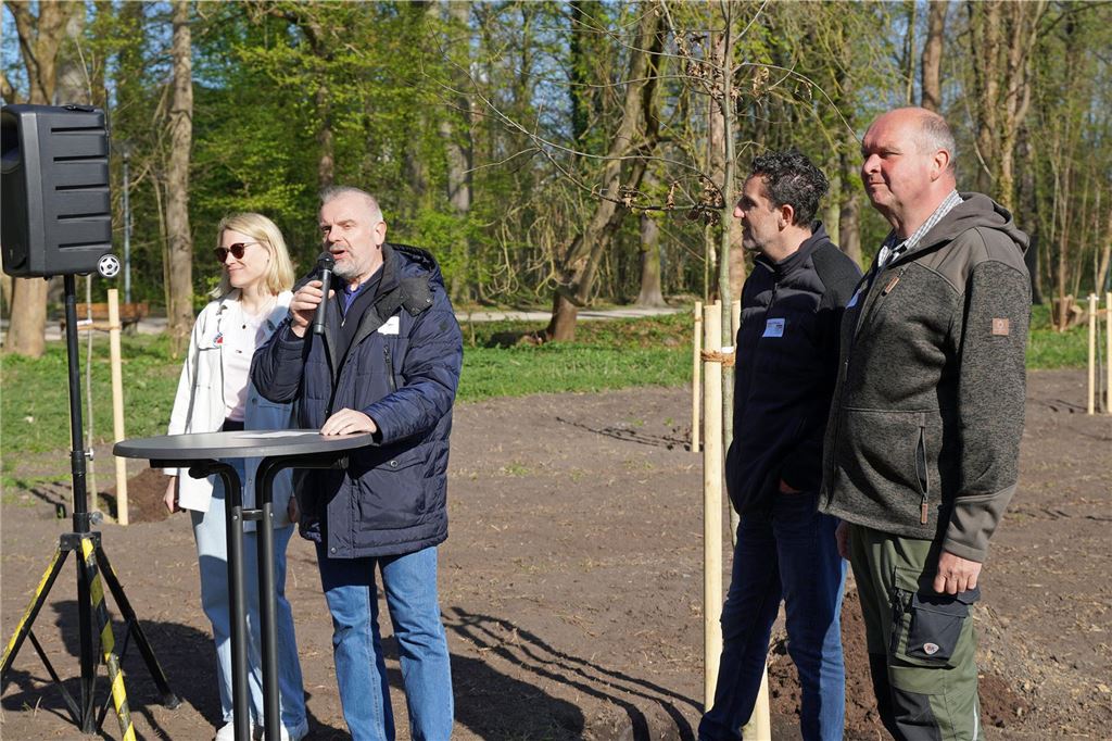 Start des Bürgerwalds: Unnaer pflanzen 40 neue Bäume im Kurpark Bürgermeister Dirk Wigant (2. v. l.) eröffnete das Pflanzfest auf der Eiswiese im Kurpark. Neben ihm stehen die Beteiligungsbeauftragte Meike Schwering sowie Klaus Staubach (r.) und Michael Witthüser vom Umweltamt.