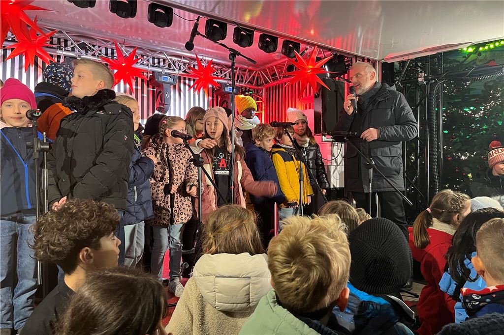 Unnas Weihnachtsmarkt ist jetzt anerkannt exzellent Bürgermeister Dirk Wigant spielt zur Eröffnung Frau Holle, wenn er auf Tastendruck ein Schneegestöber auf die Besucher des Weihnachtsmarktes niedergehen lässt. In diesem Jahr macht er dies allerdings schon an einem Freitag.