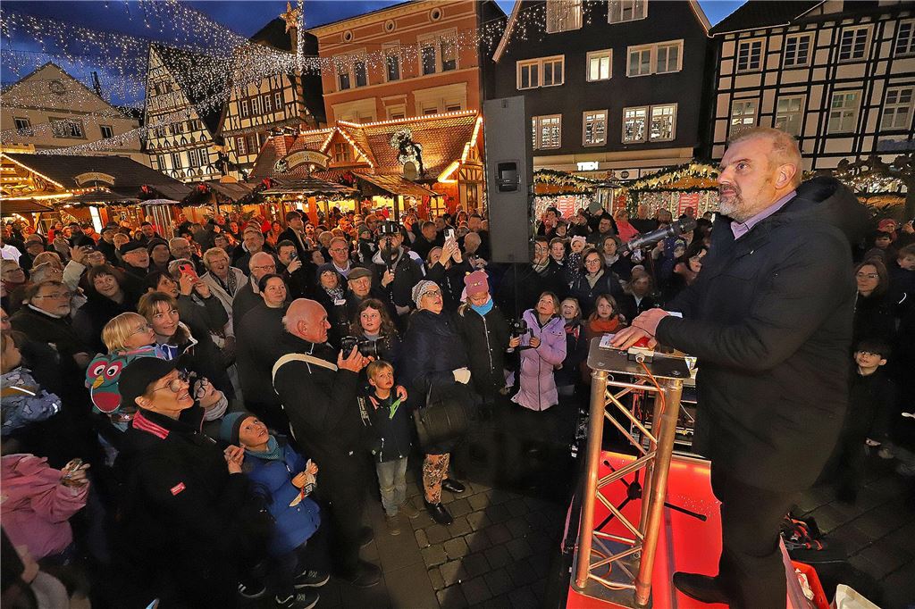 Veranstaltungsübersicht 2024: Kirmes, Stadtfest und Weihnachtsmarkt Bürgermeister Dirk Wigant hat den Weihnachtsmarkt 2023 vor großem Publikum eröffnet.