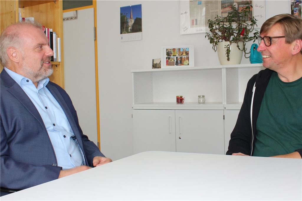 Will Michael Sacher Bürgermeister von Unna werden? Unnas Bürgermeister Dirk Wigant (l.) und der damalige Grünen-Bundestagsabgeordnete Michael Sacher sitzen an einem Tisch.