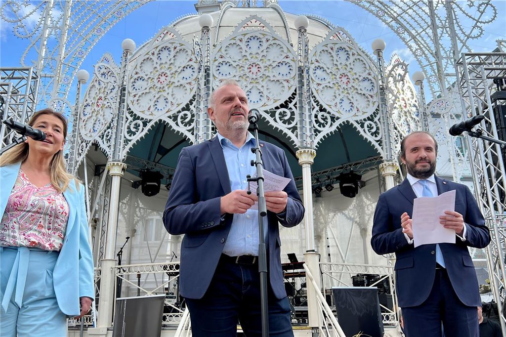 Dolmetscherin, Unnas Bürgermeister Dirk Wigant und der italienische Konsul Cesare Trecroci bei der Eröffnung der Festa Italiana 2023. 