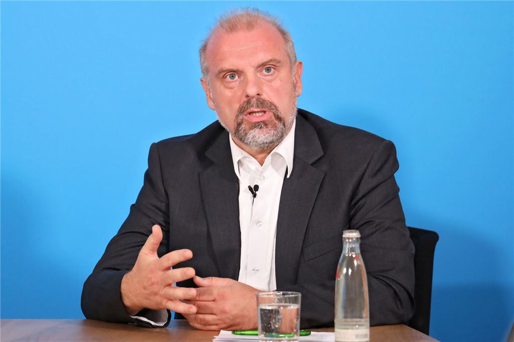Vielleicht noch teurer: Wigant befeuert Streit um Kosten der Eishalle Bürgermeister Dirk Wigant sieht durchaus Risiken weiterer Kostensteigerungen durch Inflation und Materialknappheit in der Baubranche. Genaue Schätzungen abzugeben, sei aber schwierig.