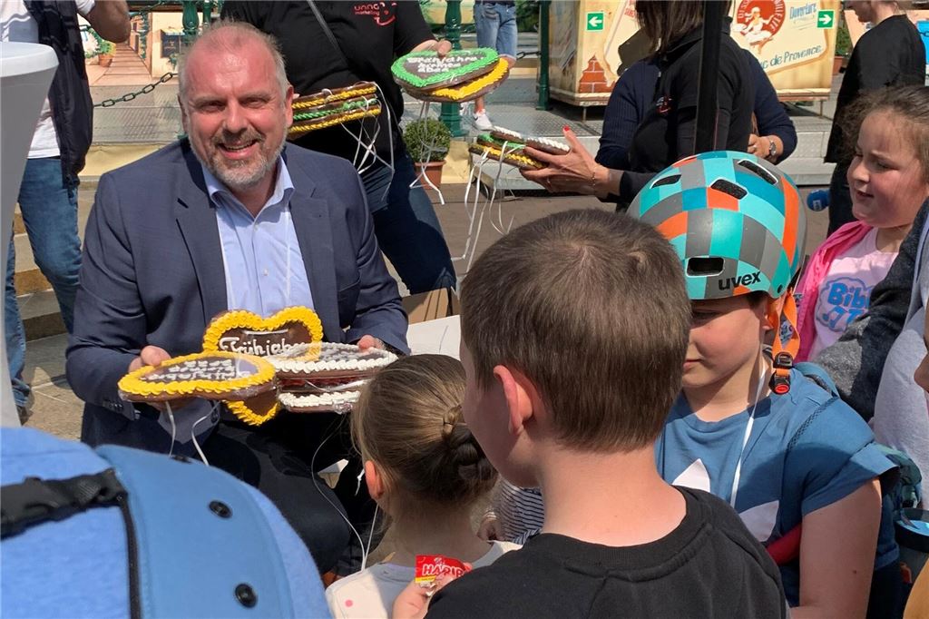 Frühjahrskirmes wird zum Rundlauf: Fahrgeschäft auf dem Katharinenplatz Bürgermeister Dirk Wigant verteilt auch bei der Frühjahrskirmes im Jahr 2024 Lebkuchenherzen.
