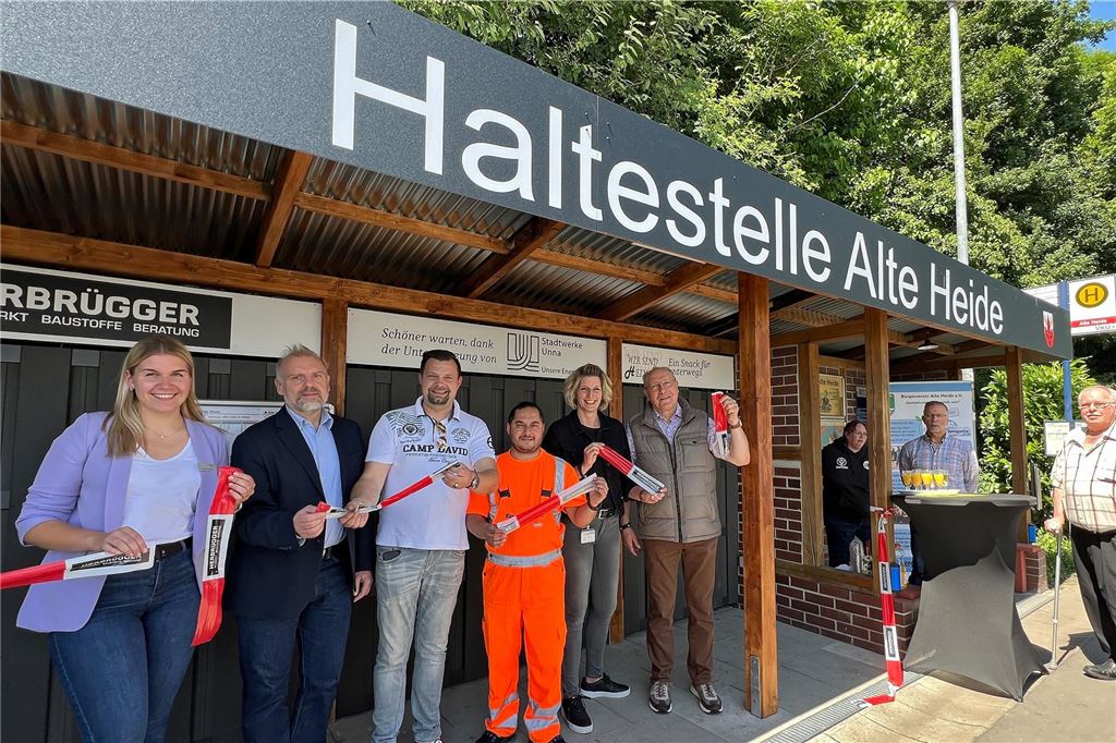 „Es ist jedem zuzumuten, die Parkbauten zu nutzen“ Eröffnung der Bushaltestelle Alte Heide: (von links) Maja Scherding (Stadtwerke), Bürgermeister Dirk Wigant, Lionel Lach (Bürgerverein Alte Heide), Ersin Aydinlik (Gruppenleiter VKU), Kathrin Knierbein (Fiege Personalleiterin) und Ortsvorsteher Burkhard Böhnisch.