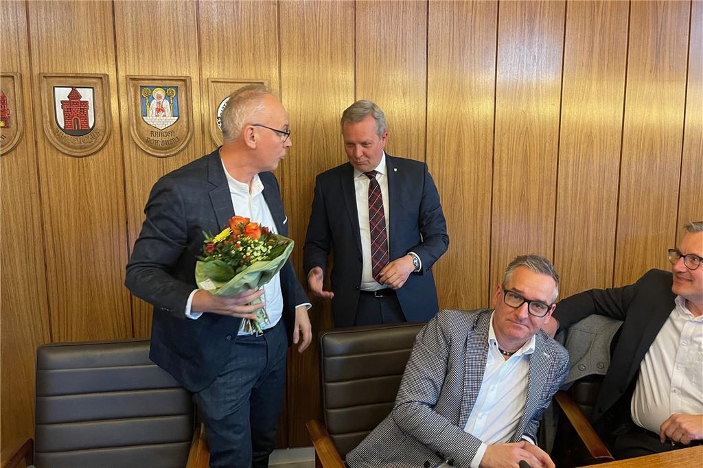 Nach geheimer Wahl: Arnold Reeker bleibt Technischer Beigeordneter Bürgermeister Jürgen Kleine-Frauns (2. v. l.) gratuliert Arnold Reeker (l.) zur Wiederwahl.