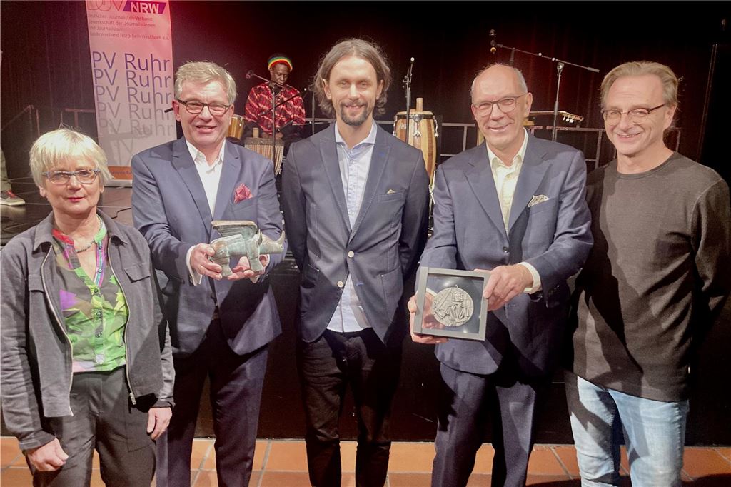 „Großer Bedarf an sozialer Gerechtigkeit“: Reinoldus für Neven Subotić Bürgermeisterin Barbara Brunsing, Stefan Milk (l.) und Kay Bandermann (2.v.r.) vom Presseverein Ruhr und Laudator Fritz Eckenga (r.) mit dem Preisträger des "Eisernen Reinoldus" Neven Subotic.