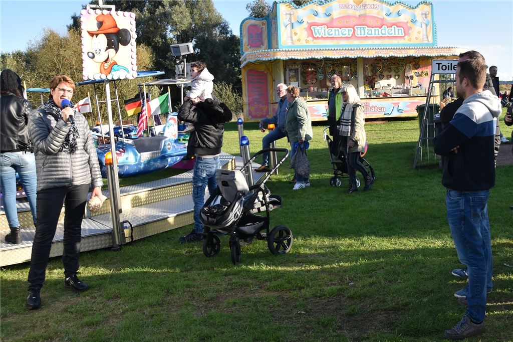 Startschuss für die Fliegenkirmes: Was Besucher am Wochenende erwartet Bürgermeisterin Sabina Müller eröffnete die Kirmes am Freitagabend.