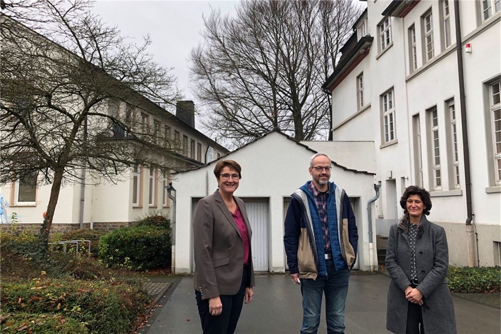Millionen-Anbau an Fröndenberger Rathaus soll prekäre Zustände beenden Bürgermeisterin Sabina Müller, Personalratsvorsitzender Stefan Neuhaus und Sabine Bensmann-Wagner, Architektin der Stadt, stehen vor dem Gelände, auf dem künftig ein Zwischentrakt die beiden Rathausgebäude miteinander verbinden soll.