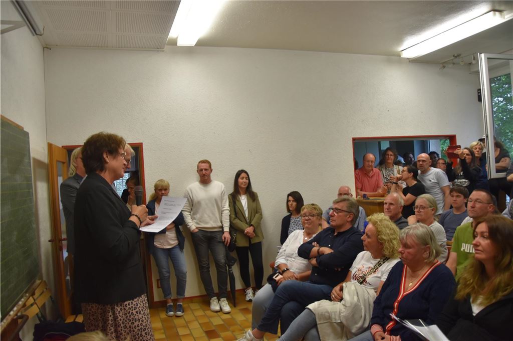 Geballter Unmut bei Bürgerversammlung über Flüchtlingsunterkunft Bürgermeisterin Sabina Müller musste Rede und Antwort stehen.