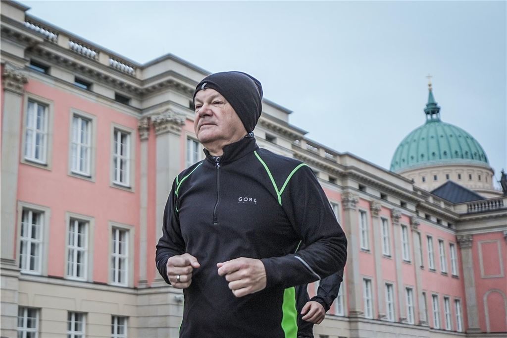 Deutschland wählt eine neue Regierung: Der Newsblog zum Bundestagswahltag 2025 Bundeskanzler Olaf Scholz (SPD) joggt in Begleitung von seinem Personenschutz am Morgen vor seiner Stimmabgabe.