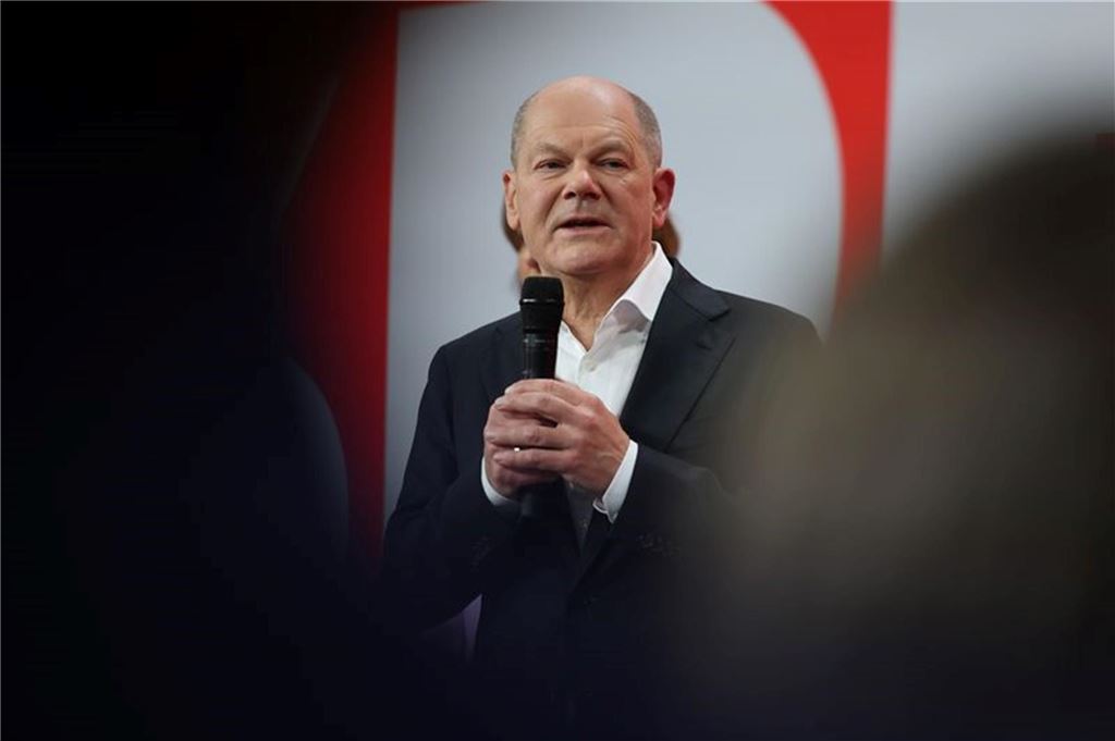 Deutschland wählt eine neue Regierung: Der Newsblog zum Bundestagswahltag 2025 Bundeskanzler Olaf Scholz (SPD) steht auf der Bühne und spricht bei der SPD-Wahlparty im Willy-Brandt-Haus. Am Sonntag fand die vorgezogene Wahl zum 21. Deutschen Bundestag statt.