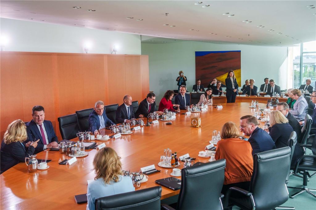 SPD hat über den Koalitionsvertrag abgestimmt: Klingbeil soll Vizekanzler werden - Newsblog Bundeskanzler Olaf Scholz (SPD), wartet auf den Beginn der letzten regulären Kabinettssitzung der geschäftsführenden Bundesregierung im Kabinett Scholz.