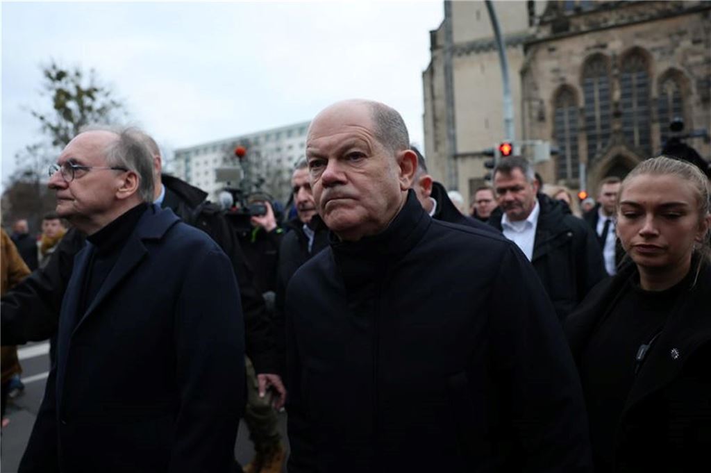 Anschlag auf Magdeburger Weihnachtsmarkt: Fünf Tote, 200 Verletzte - Kanzler Scholz im Livestream Bundeskanzler Scholz besuchte mit Sachsen-Anhalts Ministerpräsident Reiner Haseloff den Tatort.