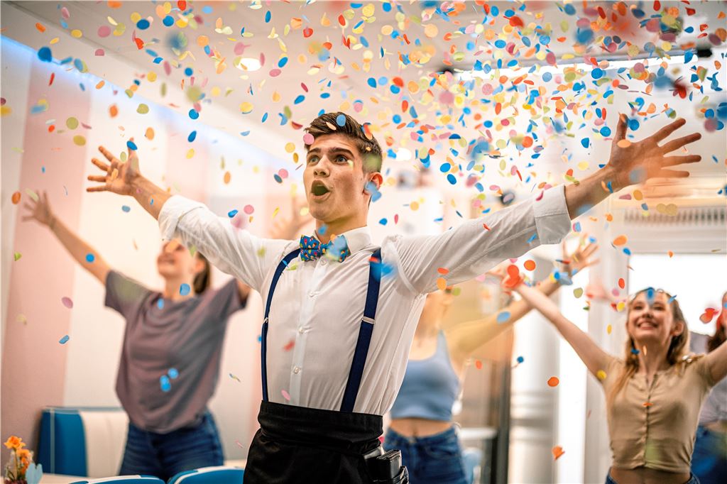 Unnaerin (21) dreht Musical in der Eisdiele Roll ‘n‘ Cone am Rathaus Bunt und poppig: Die neue Eisdiele am Rathaus war der optimale Drehort für einen Musical-Kurzfilm, der einfach nur Spaß machen soll.