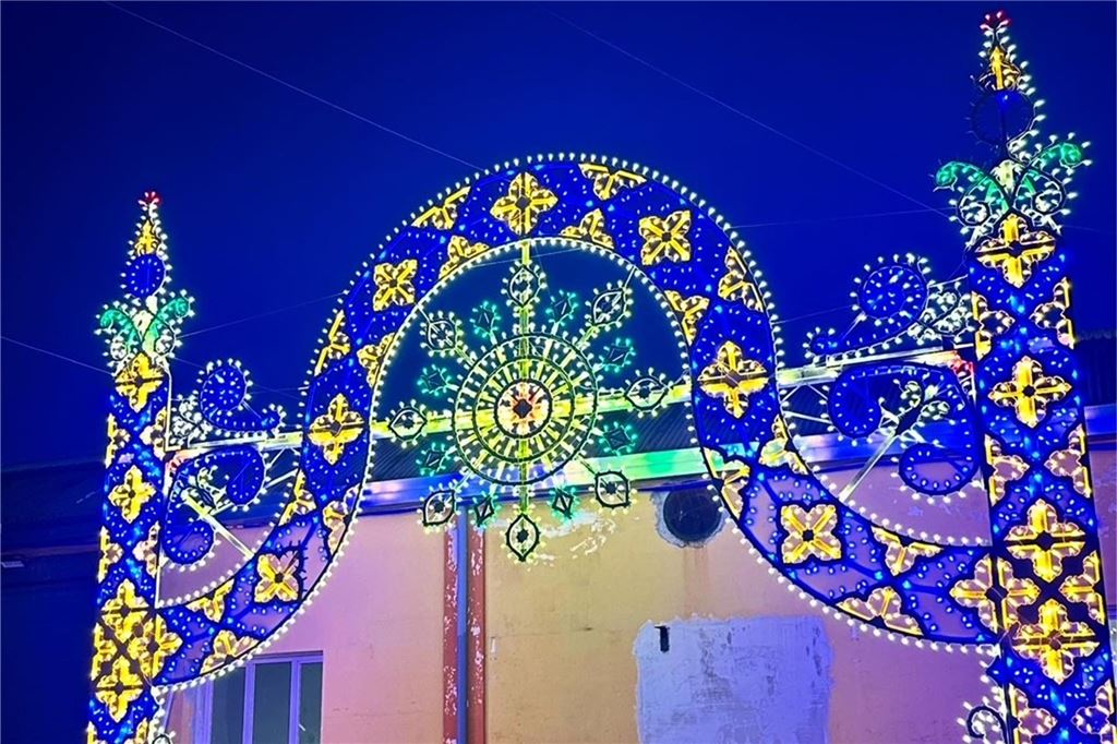 Festa Italiana 2025 in Unna: Stadtmarketing hat Beleuchtung ausgewählt Die Abbildung zeigt einen der Lichtbögen, die zur Festa Italiana 2025 in Unna stehen werden.