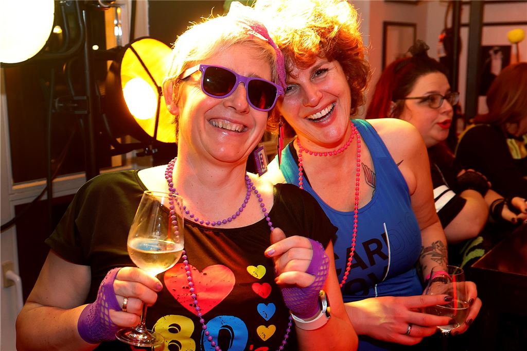 Zwei Frauen im Hippie-Style lächeln in die Kamera.