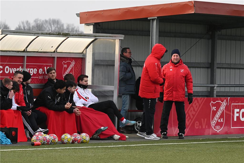 FC Overberge holt zum Abschluss ein Remis: Phil Richter trifft gegen Rhynern doppelt Burghard Bachmann (r.) am Spielfeldrand.