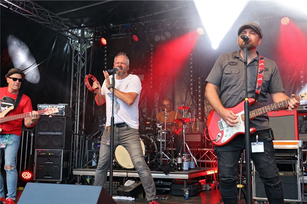 Bernhard Brink, Burning Heart und König Fußball rocken Schützenheide Burning Heart heizte erst ein, und übernahm dann wieder die Bühne: Die Lokalmatadore ließen die Schützenheide kräftig rocken und tanzen.