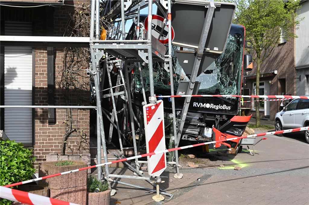 Linienbus fährt durch Eiscafé-Außenbereich in Reken Bus und Baugerüst wurden schwer beschädigt.