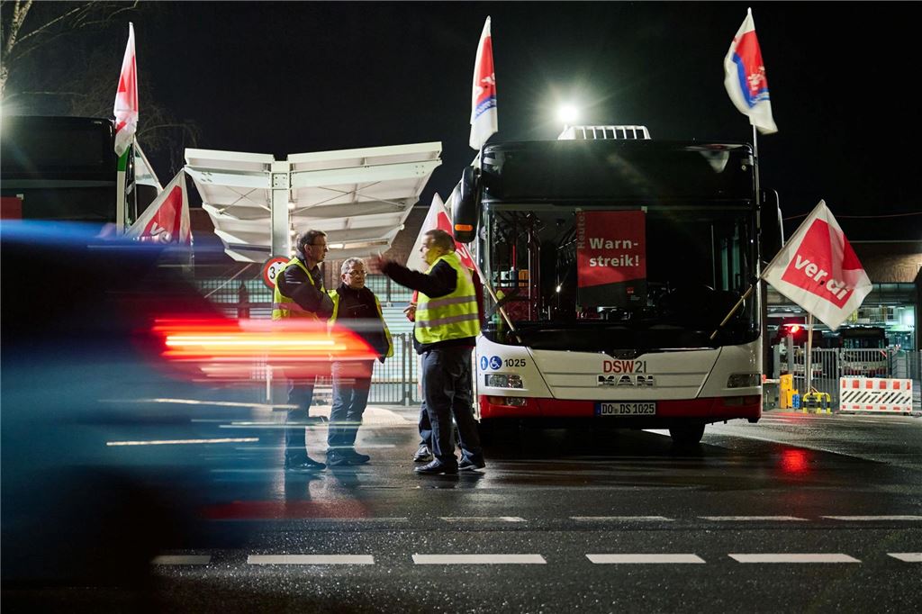 Fahrer von DSW21 beklagt Überlastung im Job - Unternehmen reagiert Busse der Verkehrsbetriebe DSW21 stehen während einer Warnstreikaktion 2024 an einer Straße in Dortmund.