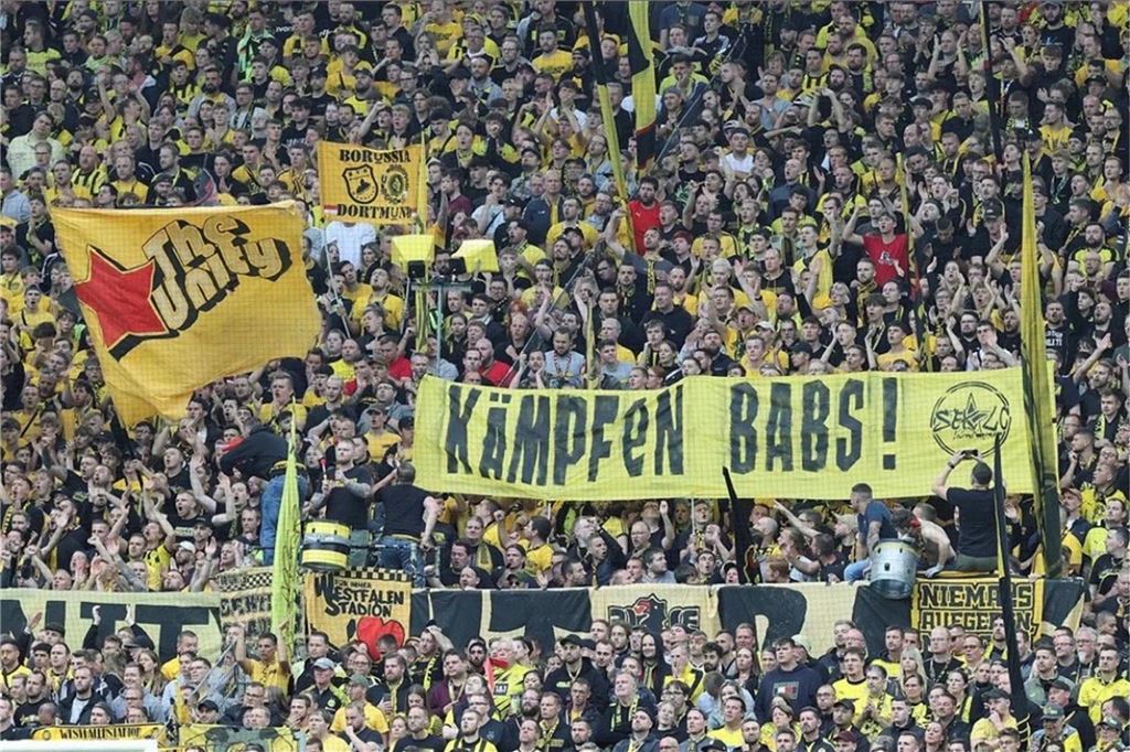 Erkältung stellte sich als Blutkrebs heraus: Stammzellenspender gesucht BVB-Fans zeigten sich im Stadion solidarisch und warben für die Stammzellenspende-Aktion für Barbara.