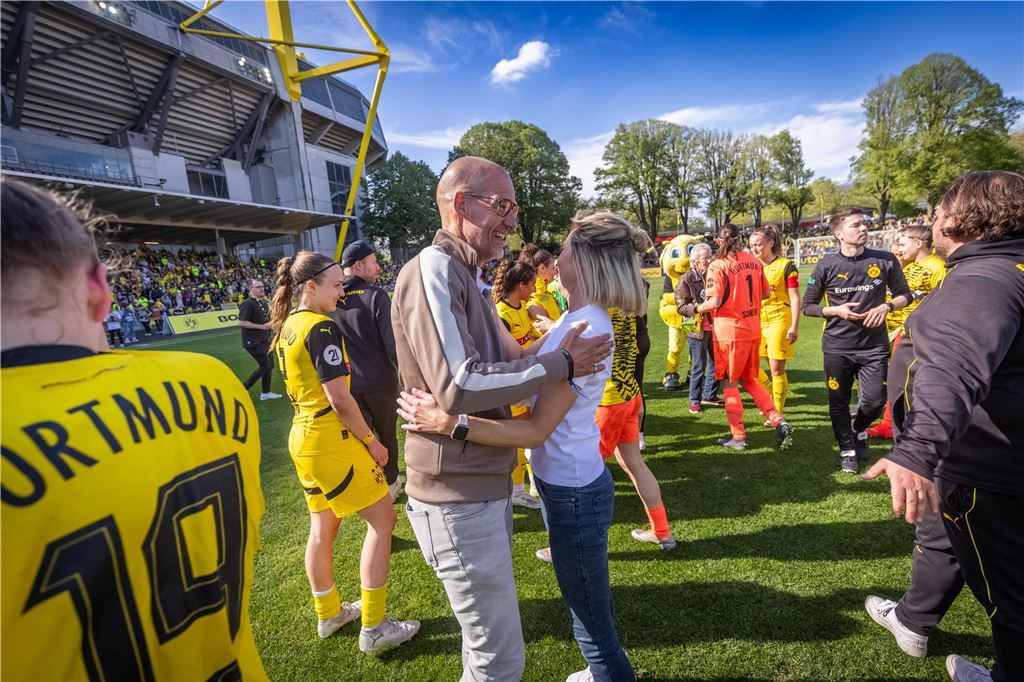 BVB-Frauen schlagen FC Schalke 04: Rekordkulisse i, Stadion Rote Erde Carsten Cramer und Svenja Schlenker beglückwünschen sich.