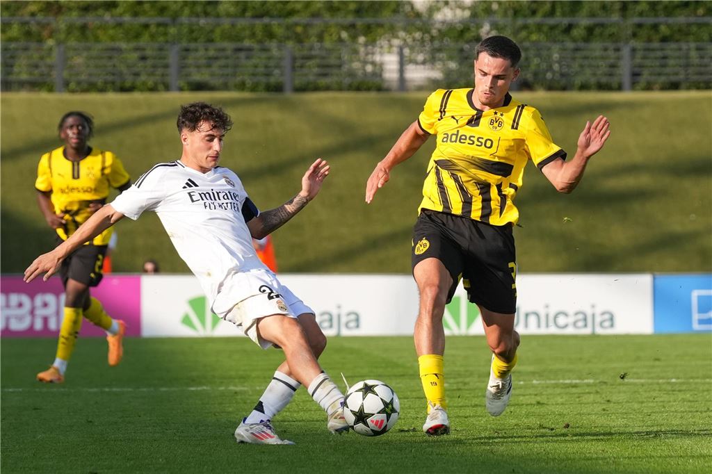 Die BVB-U19 reist mit drei Profis nach Madrid: Playoffs der Youth League Kjell Wätjen im ZWeikampf.